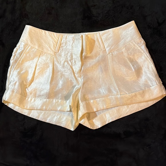 Express Short Shorts Crème SIZE 2 - Picture 1 of 8